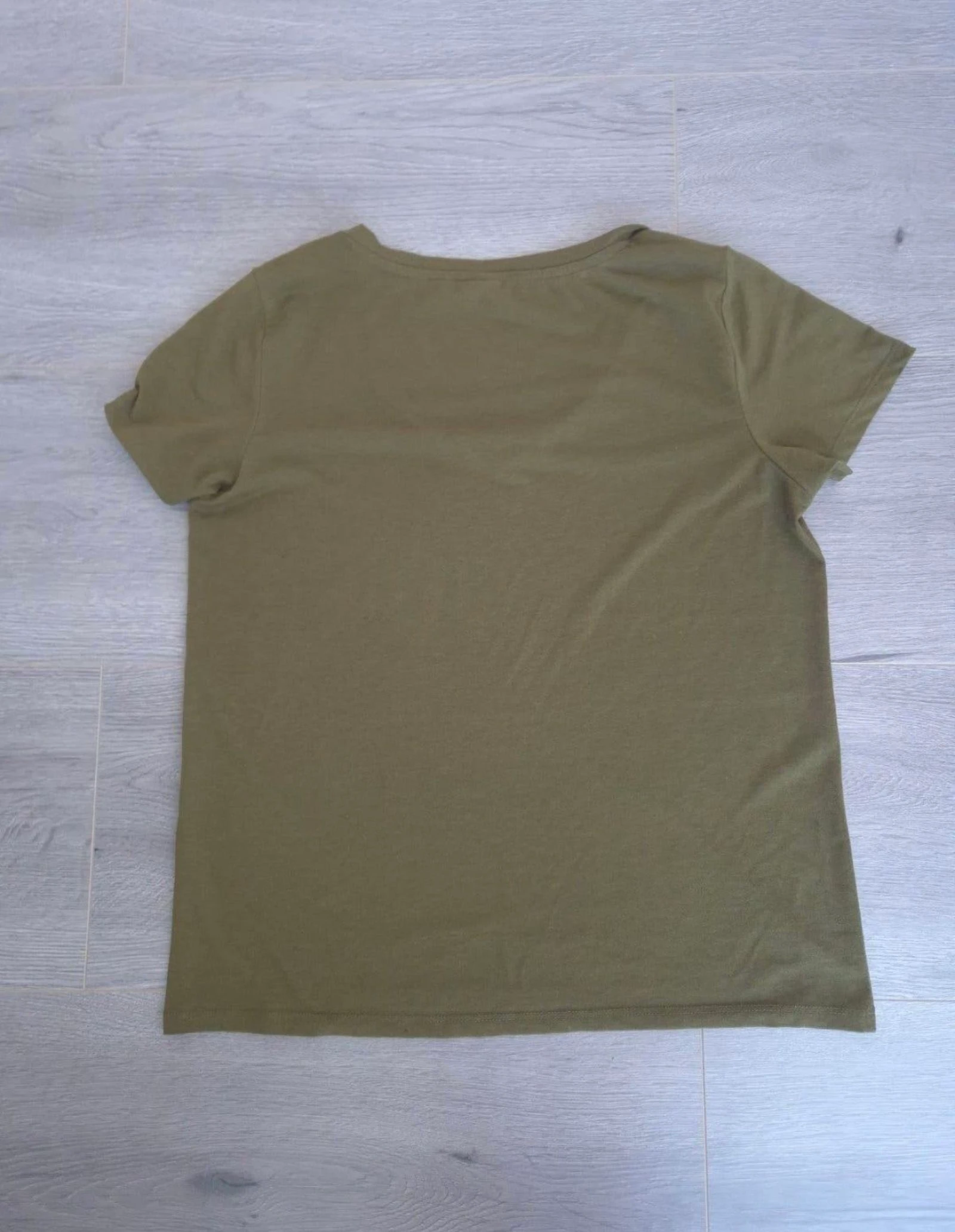Jacqueline de Yong T-shirt vert clair col V (Taille M) – Haut basique kaki – photo 5